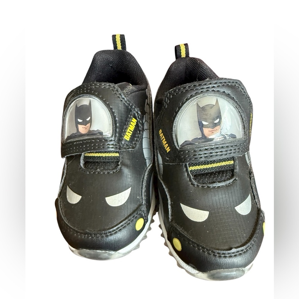 DC Comics Batman Light-Up Sneakers Toddler Size 6 Black Yellow Batmobile Shoes